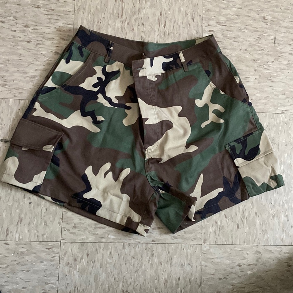Women’s camouflage cargo shorts 31 waist
